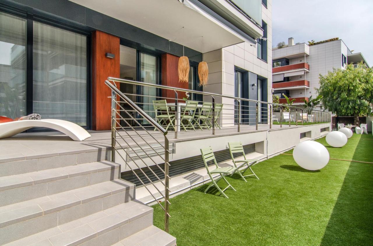 Sitges Spaces Garden Paradise 3 bedroom, 3 bathroom, huge PRIVATE garden-terrace, pool- sleeps up to 8 Buitenkant foto