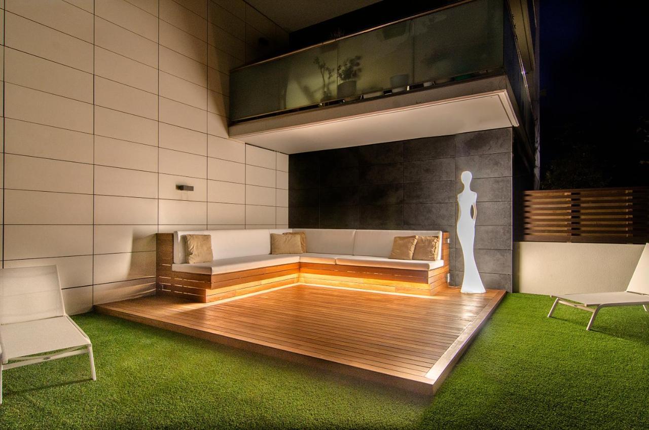 Sitges Spaces Garden Paradise 3 bedroom, 3 bathroom, huge PRIVATE garden-terrace, pool- sleeps up to 8 Buitenkant foto