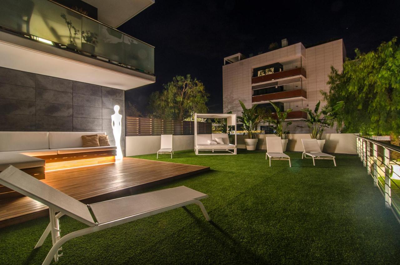 Sitges Spaces Garden Paradise 3 bedroom, 3 bathroom, huge PRIVATE garden-terrace, pool- sleeps up to 8 Buitenkant foto