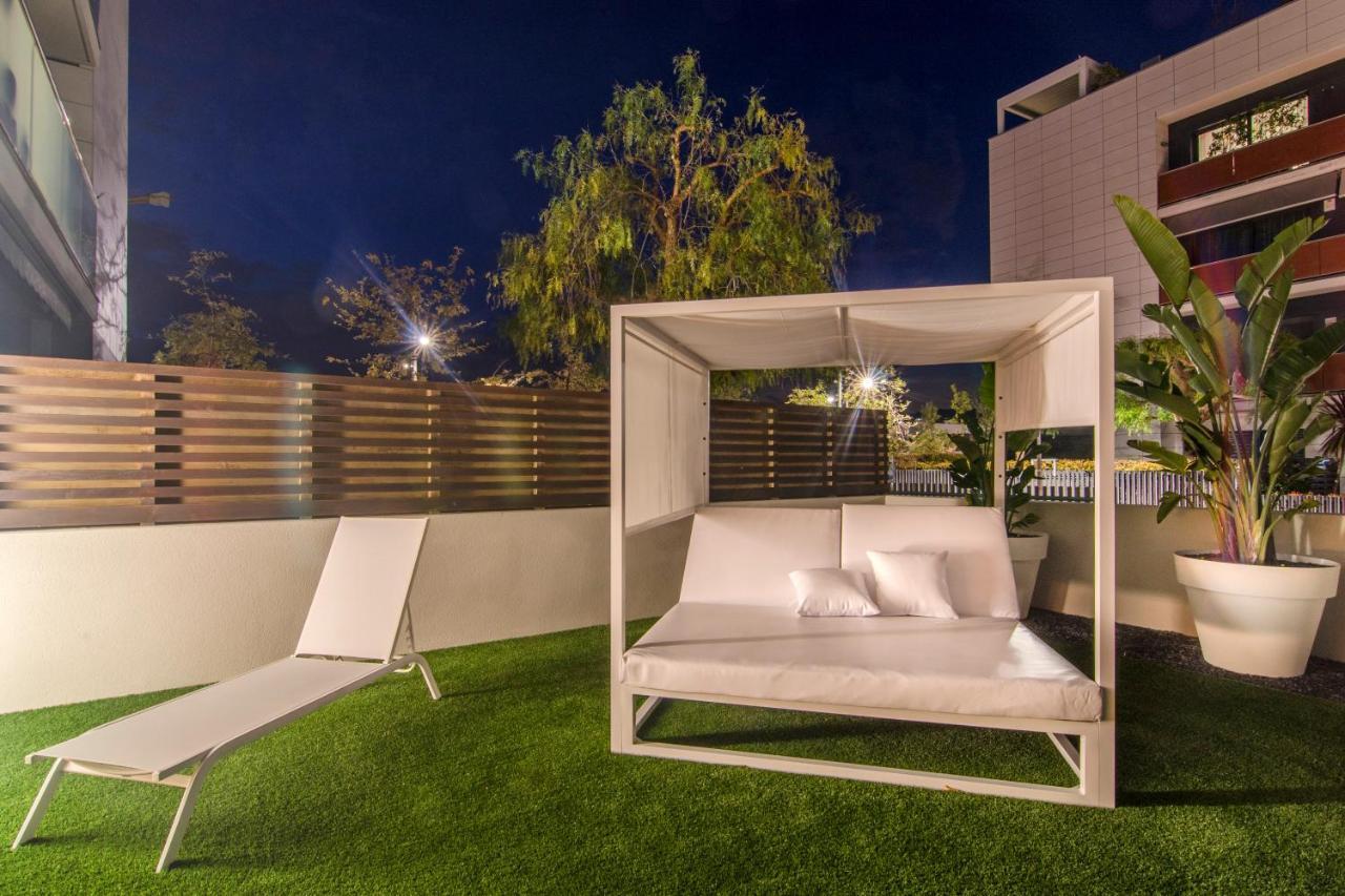 Sitges Spaces Garden Paradise 3 bedroom, 3 bathroom, huge PRIVATE garden-terrace, pool- sleeps up to 8 Buitenkant foto