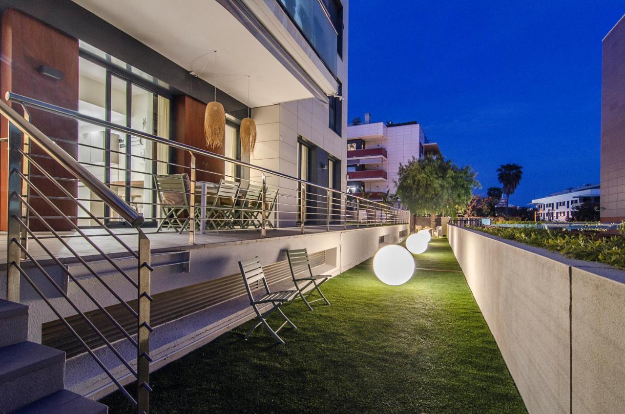 Sitges Spaces Garden Paradise 3 bedroom, 3 bathroom, huge PRIVATE garden-terrace, pool- sleeps up to 8 Buitenkant foto