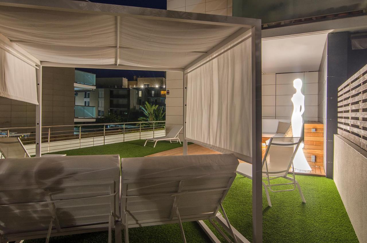 Sitges Spaces Garden Paradise 3 bedroom, 3 bathroom, huge PRIVATE garden-terrace, pool- sleeps up to 8 Buitenkant foto