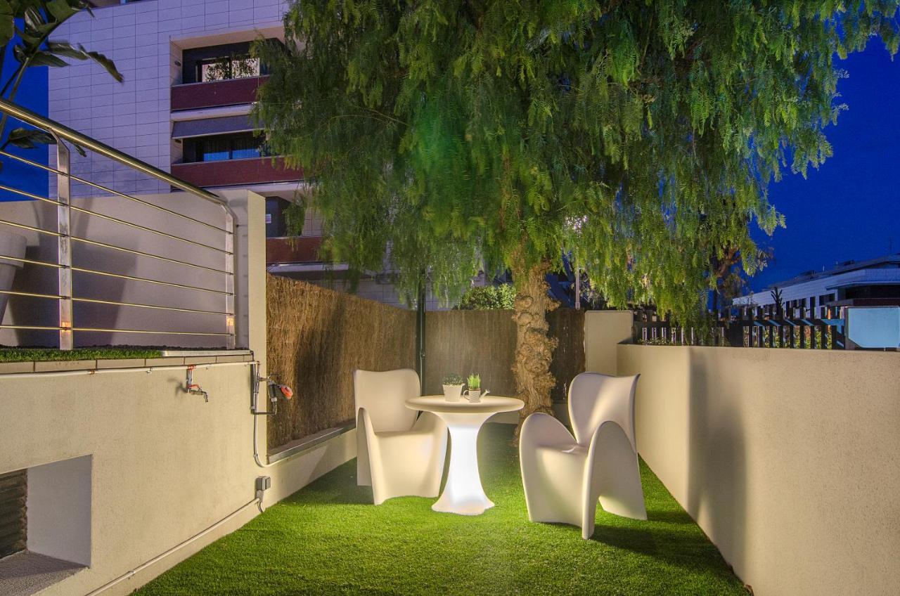 Sitges Spaces Garden Paradise 3 bedroom, 3 bathroom, huge PRIVATE garden-terrace, pool- sleeps up to 8 Buitenkant foto