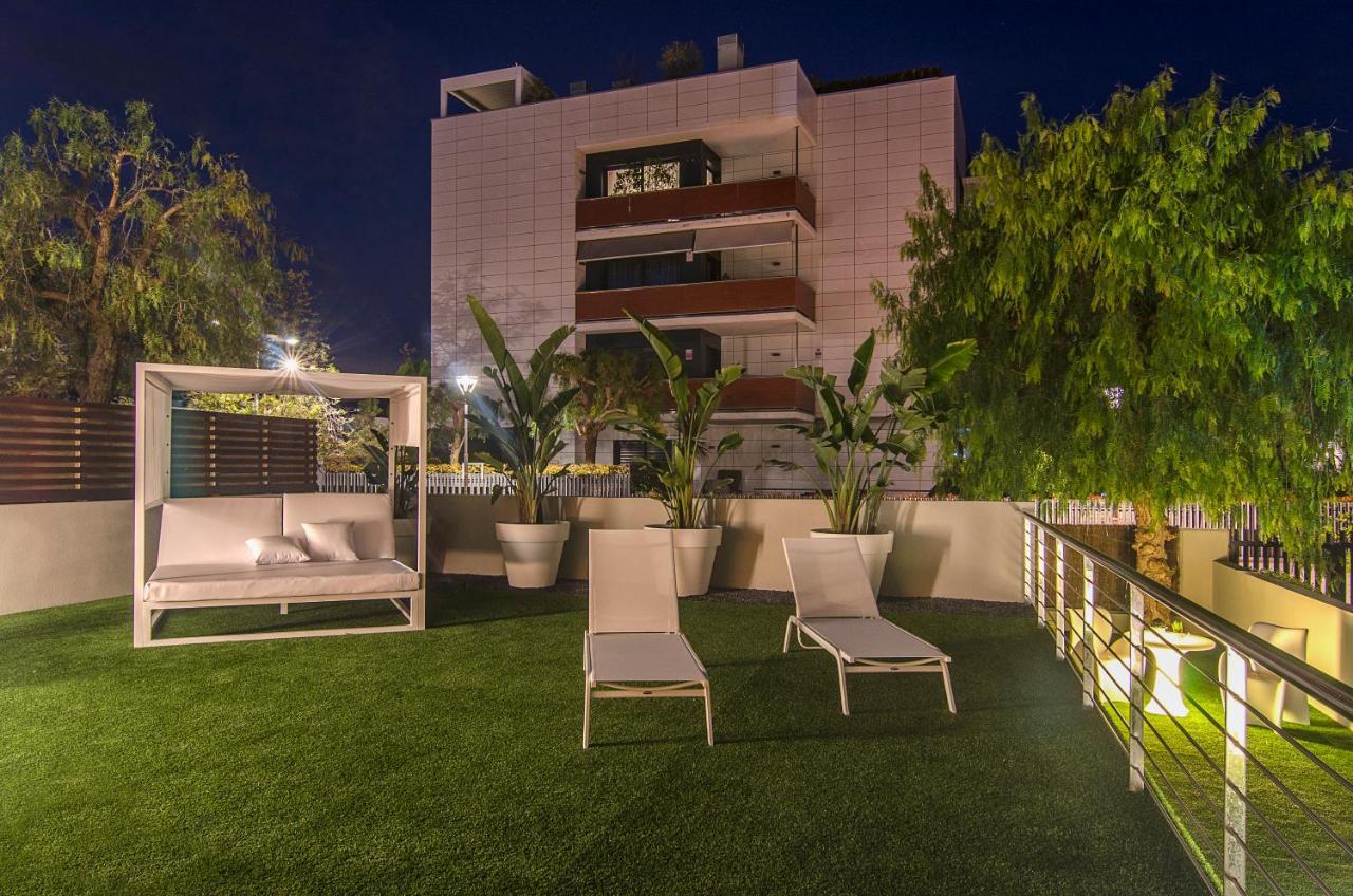 Sitges Spaces Garden Paradise 3 bedroom, 3 bathroom, huge PRIVATE garden-terrace, pool- sleeps up to 8 Buitenkant foto