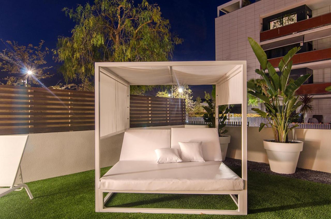 Sitges Spaces Garden Paradise 3 bedroom, 3 bathroom, huge PRIVATE garden-terrace, pool- sleeps up to 8 Buitenkant foto