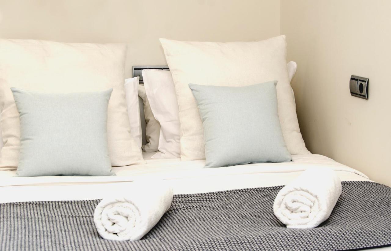 Sitges Spaces Garden Paradise 3 bedroom, 3 bathroom, huge PRIVATE garden-terrace, pool- sleeps up to 8 Buitenkant foto