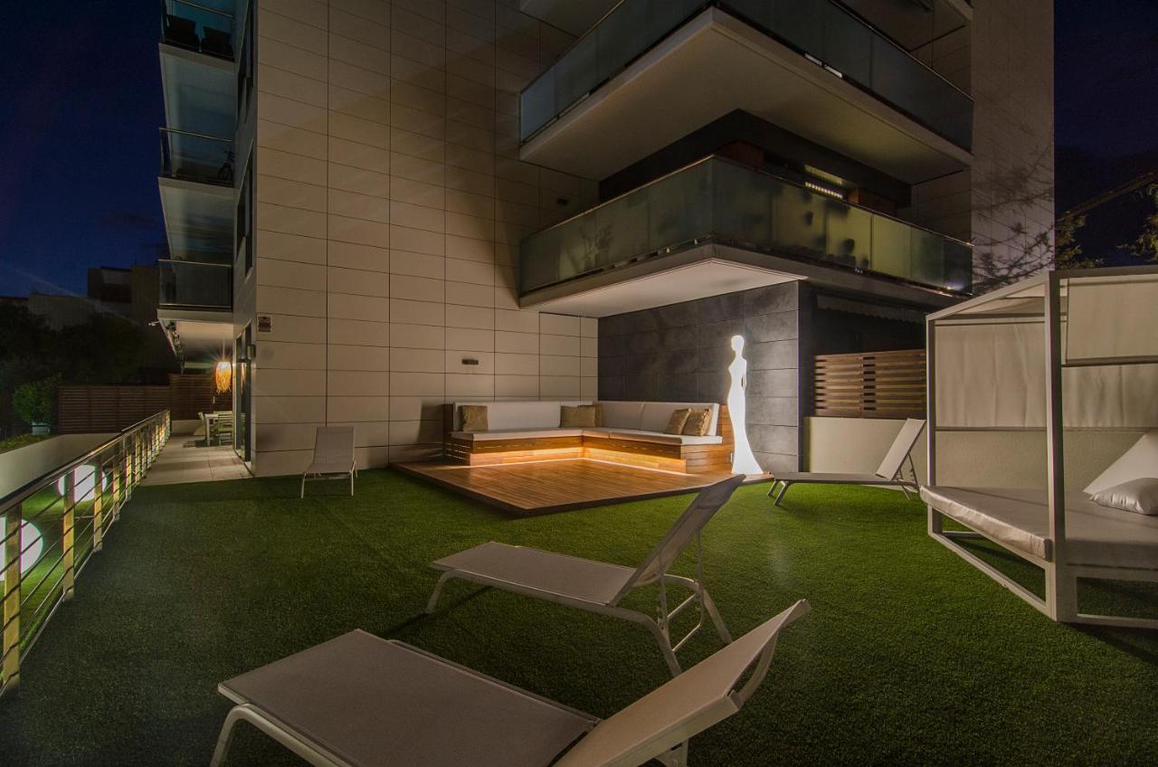Sitges Spaces Garden Paradise 3 bedroom, 3 bathroom, huge PRIVATE garden-terrace, pool- sleeps up to 8 Buitenkant foto
