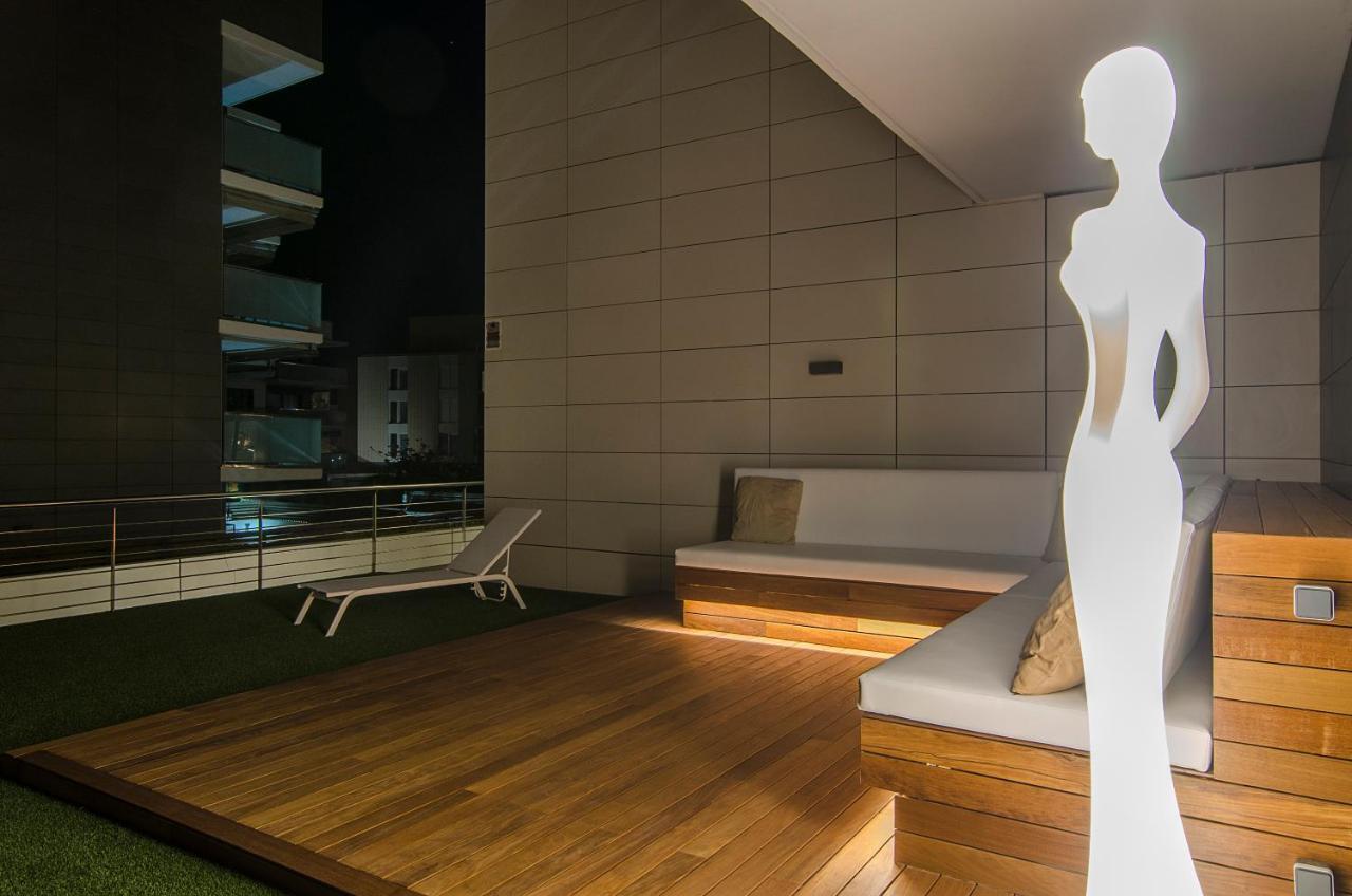 Sitges Spaces Garden Paradise 3 bedroom, 3 bathroom, huge PRIVATE garden-terrace, pool- sleeps up to 8 Buitenkant foto
