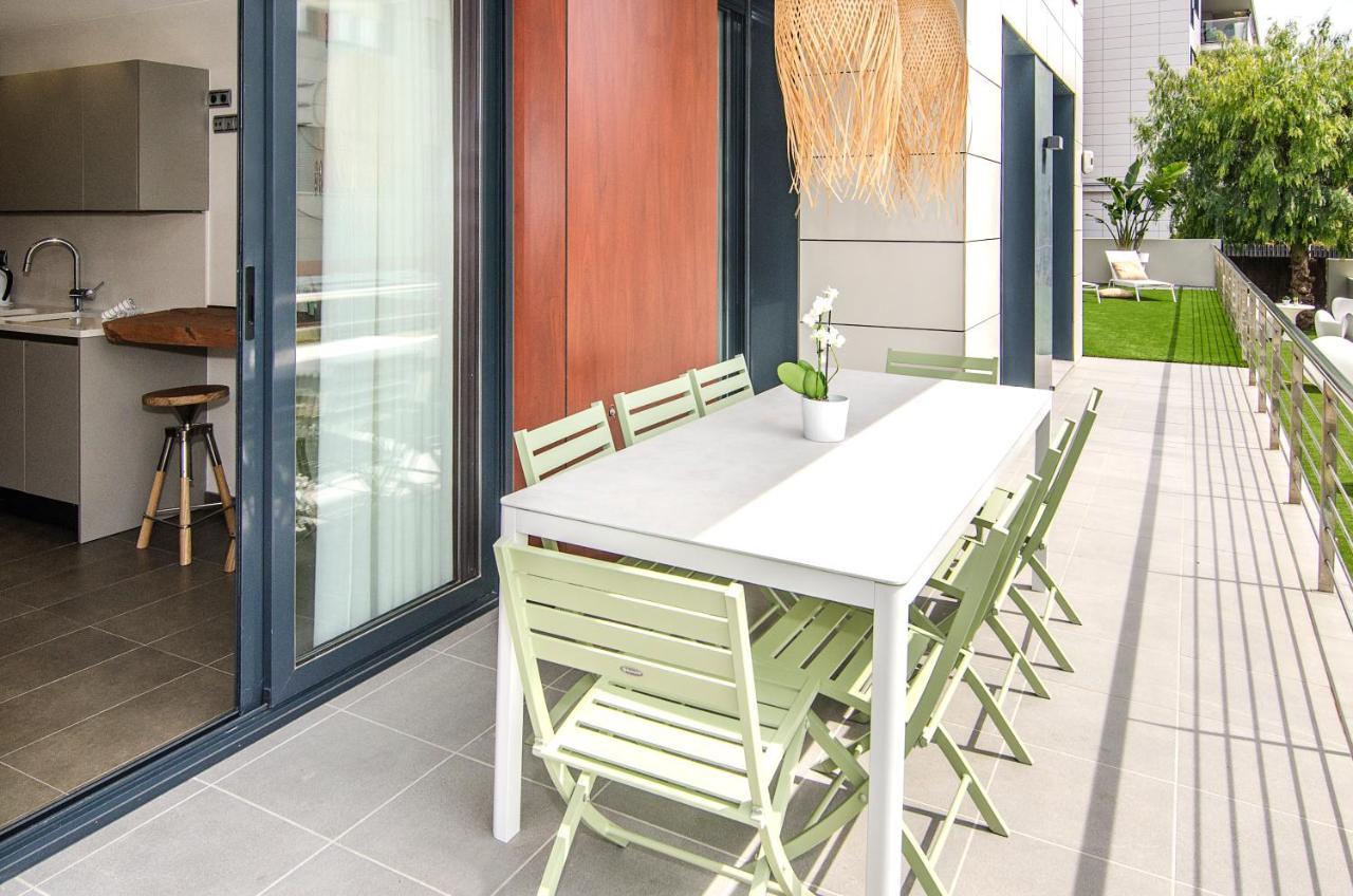 Sitges Spaces Garden Paradise 3 bedroom, 3 bathroom, huge PRIVATE garden-terrace, pool- sleeps up to 8 Buitenkant foto